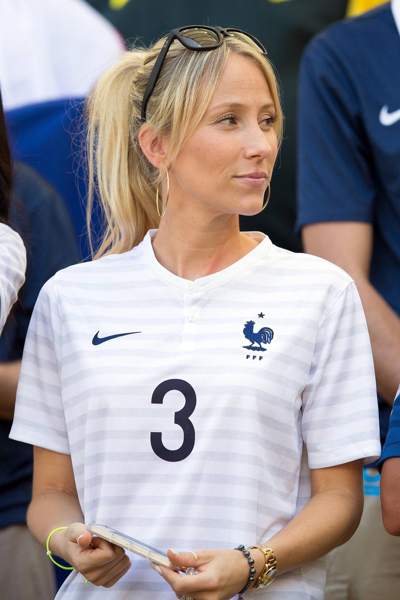 Noch eine Blondine im französischen Team: Sandra ist die Ehefrau von Außenverteidiger Patrice Evra und die Mutter seiner beiden Kinder.