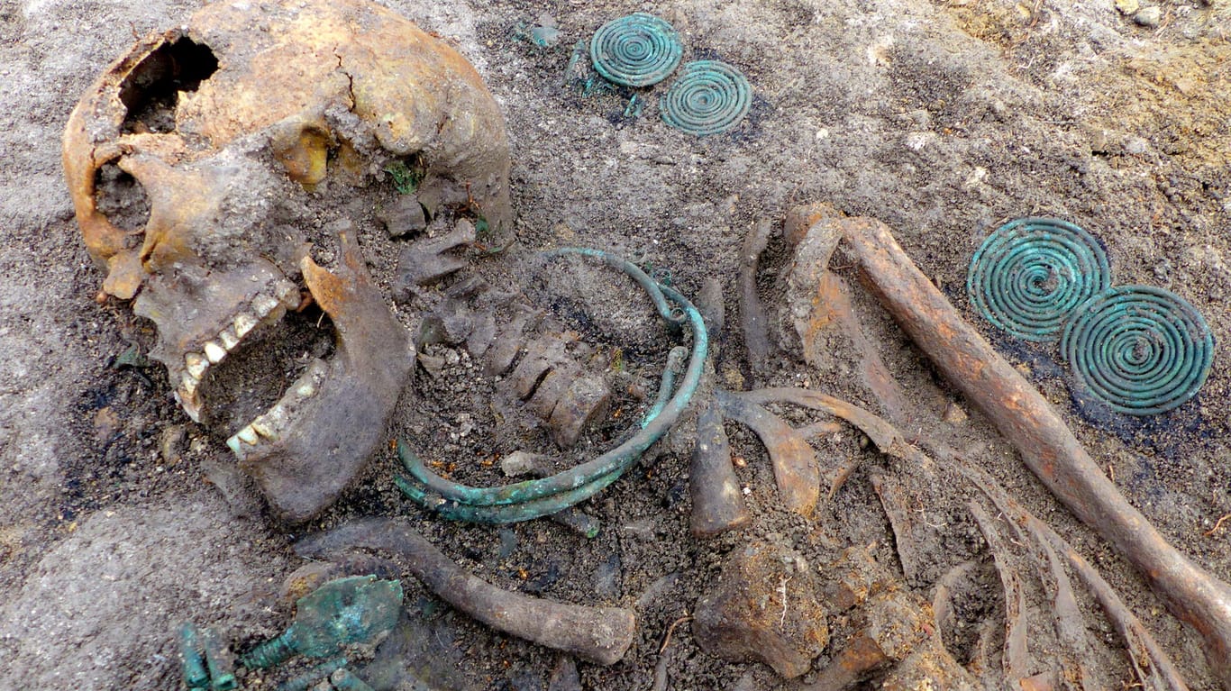 Neben einigen Skeletten entdeckten die Wissenschaftler auch Schmuck und Bronzeobjekte.