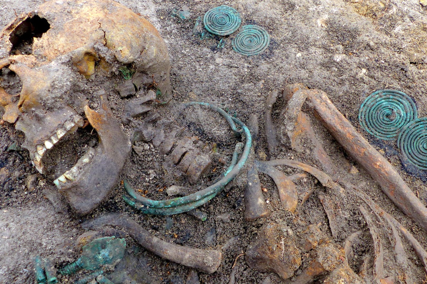 Neben einigen Skeletten entdeckten die Wissenschaftler auch Schmuck und Bronzeobjekte.