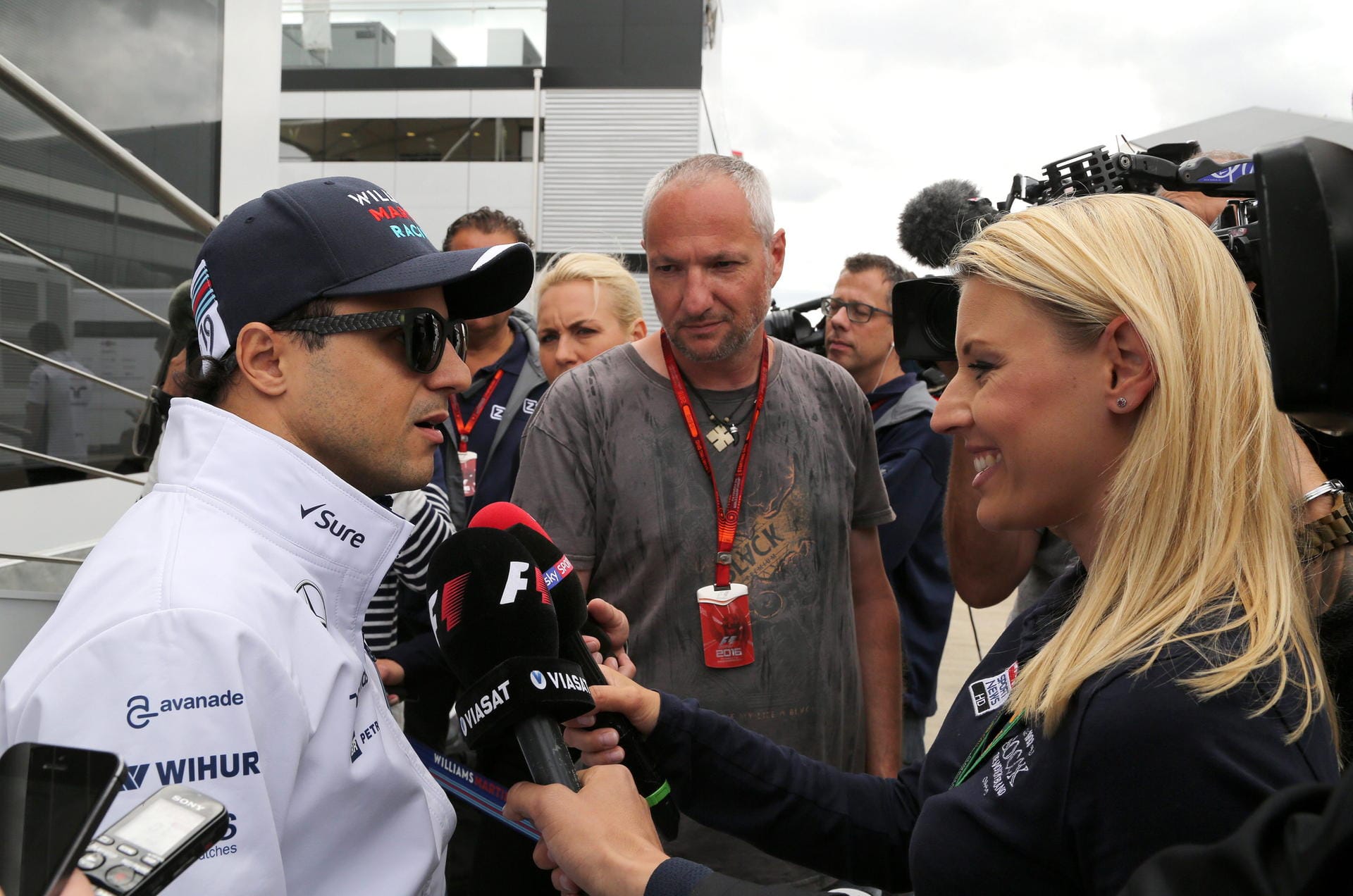 Gefragter Mann: Williams-Pilot Felipe Massa beim Interview.