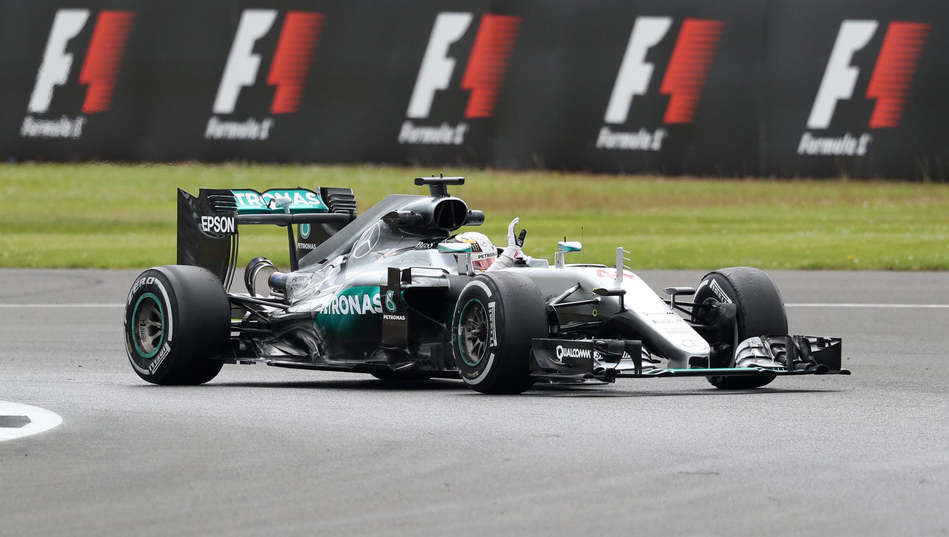 Schnell unterwegs: Lewis Hamilton rast im ersten Training zur Bestzeit.