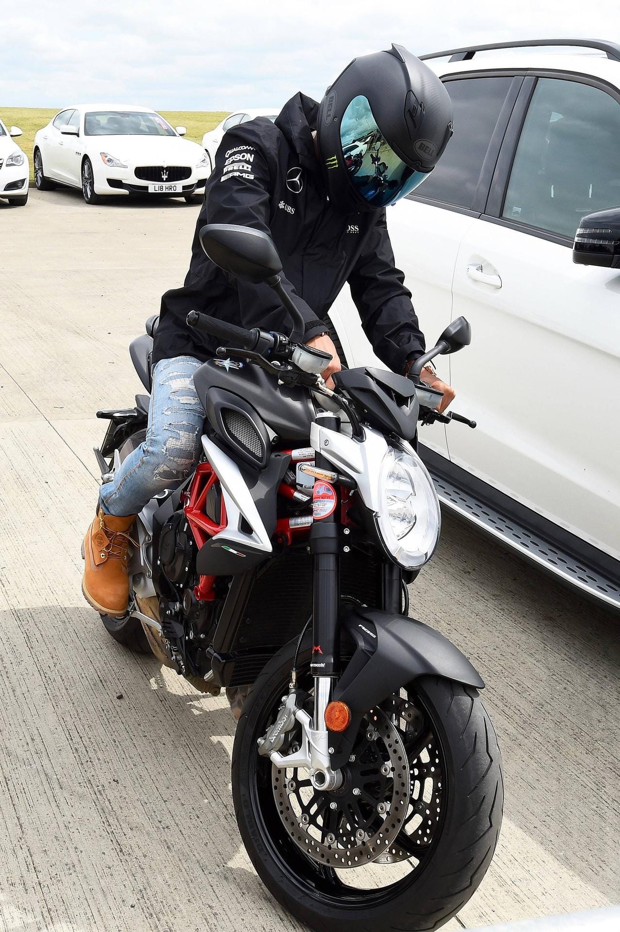 Cooler Auftritt: Lewis Hamilton kommt mit dem eigenen Motorrad zur Rennstrecke.