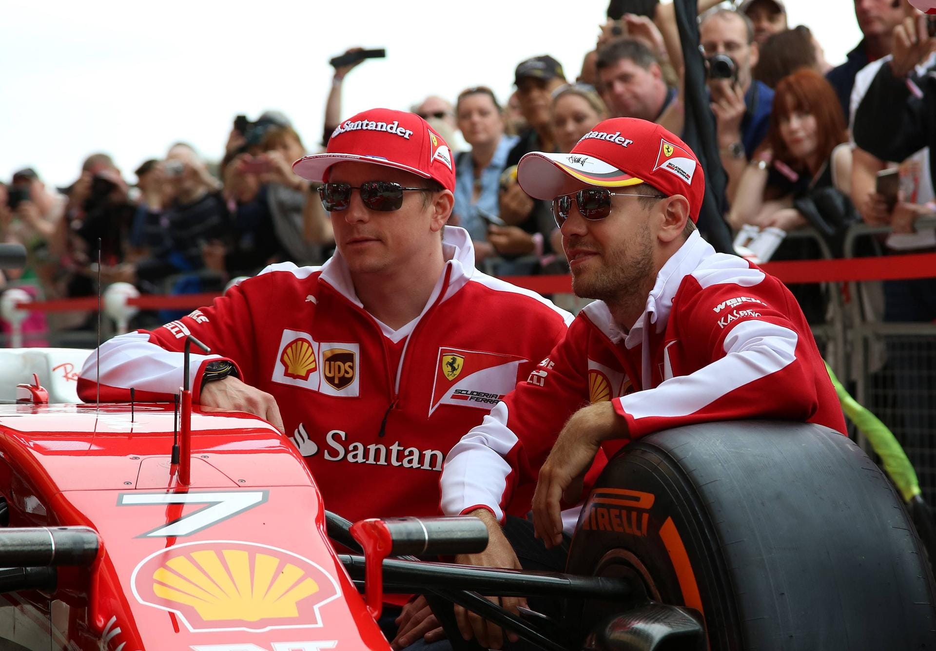 Bis mindestens 2017 bei Ferrari vereint: Die beiden Kumpels Kimi Räikkönen (links) und Sebastian Vettel.