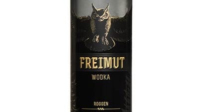 Idealerweise wählt man einen kräftigen Wodka auf Roggenbasis - sie sind milder und weniger süß als Wodka aus Kartoffeln. Zum Beispiel den deutschen "Freimut Wodka" (etwa 31,80 Euro).