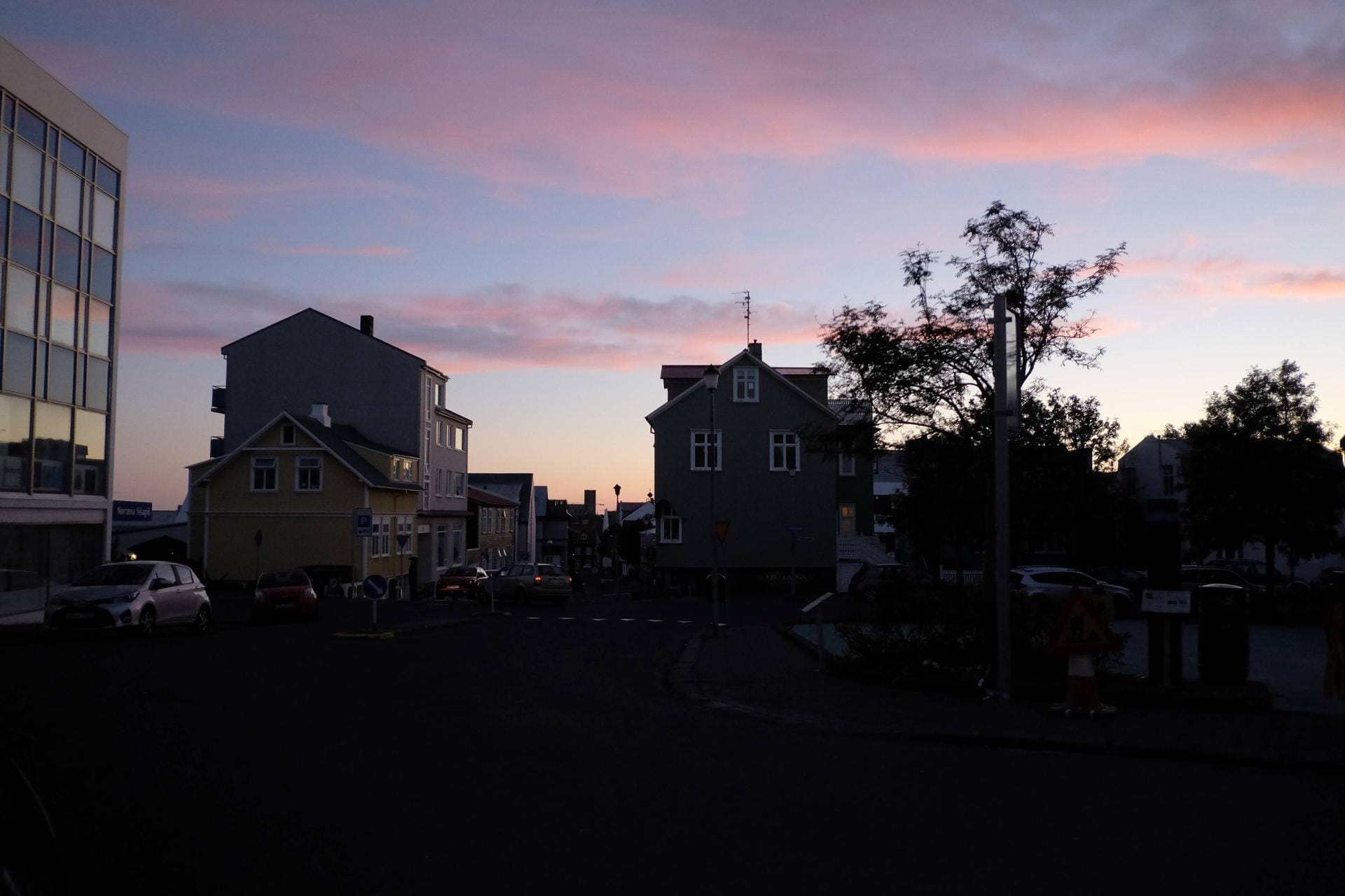 Die Mitternachtssonne scheint in die Gassen von Reykjavik.