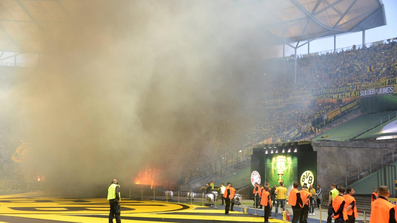 Pyrotechnik im BVB-Block während des Pokalfinals gegen Bayern München.