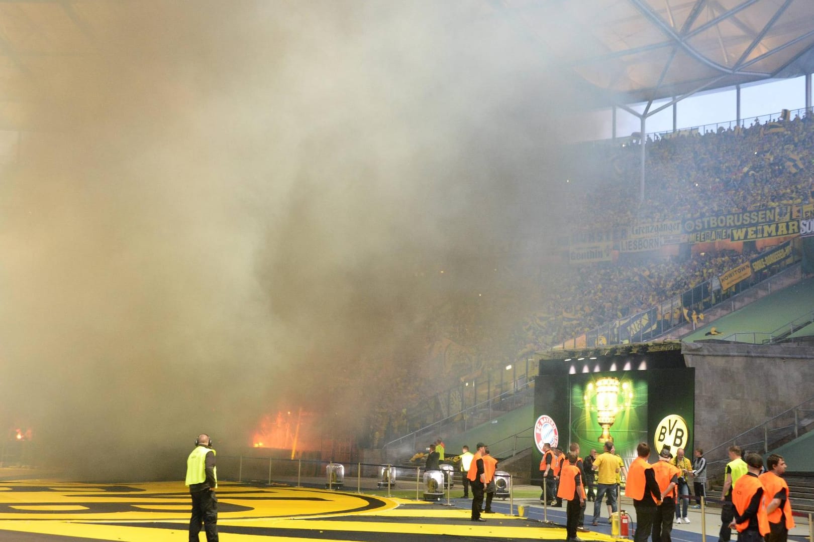 Pyrotechnik im BVB-Block während des Pokalfinals gegen Bayern München.