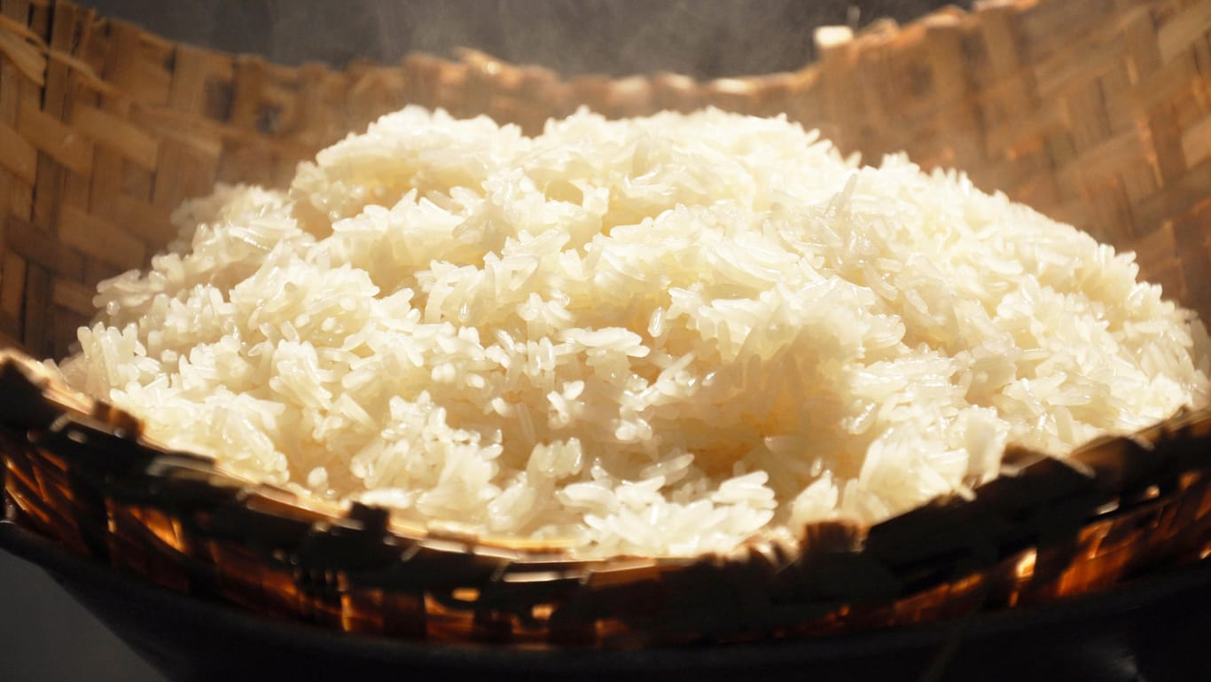Reis wird in Asien traditionell in einem Bambuskocher zubereitet.