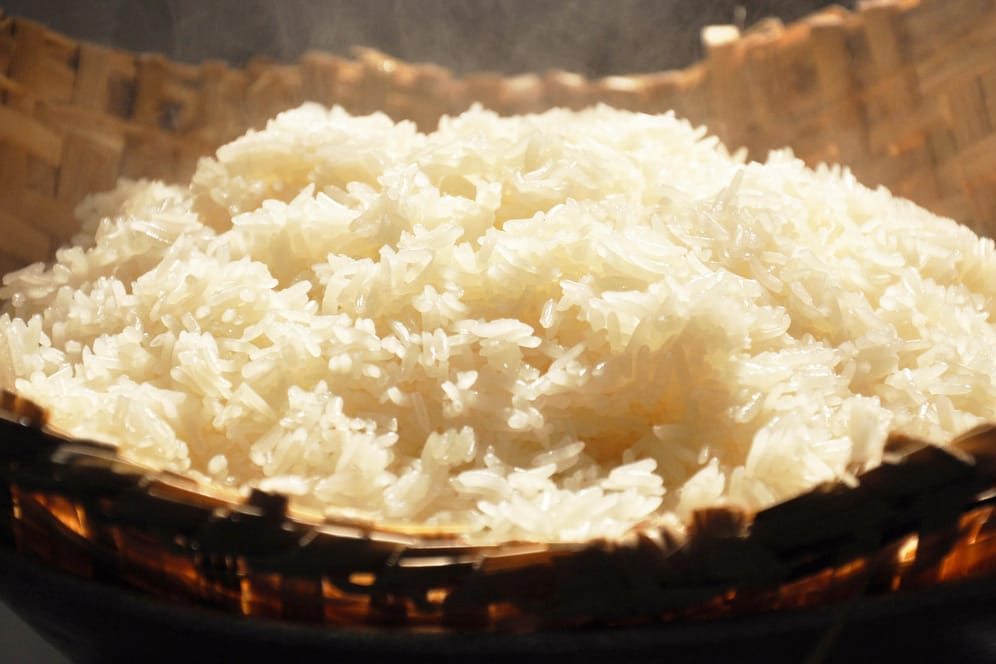 Reis wird in Asien traditionell in einem Bambuskocher zubereitet.