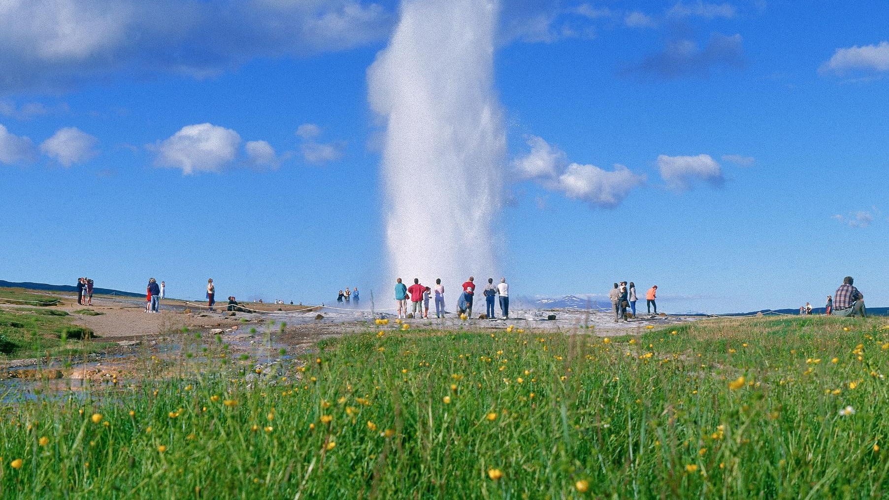 Der Geysir Strokkur auf Island.