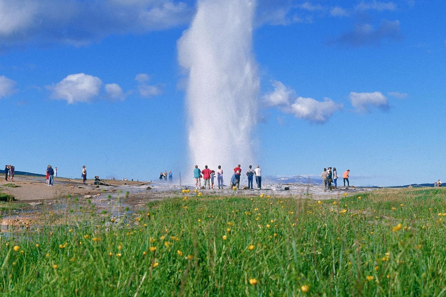 Der Geysir Strokkur auf Island.