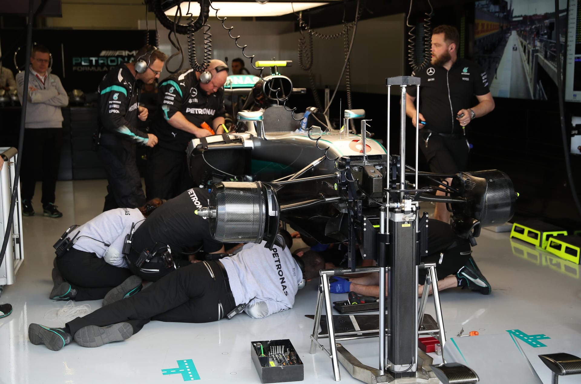 Wo ist der Fehler? Die Mechaniker schrauben fieberhaft an Rosbergs Mercedes, um das Auto fahrbereit zu bekommen.