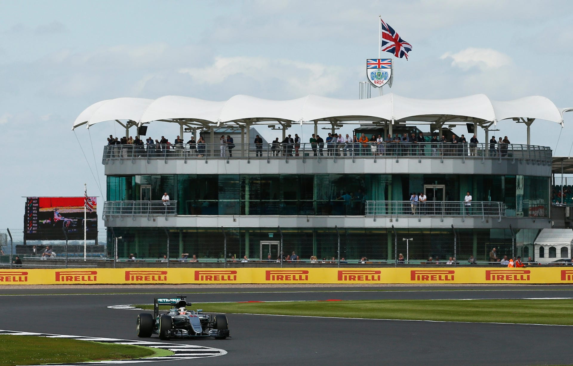Zweimal Bestzeit: Im Training fürs Heimrennen läuft alles rund bei Lewis Hamilton.