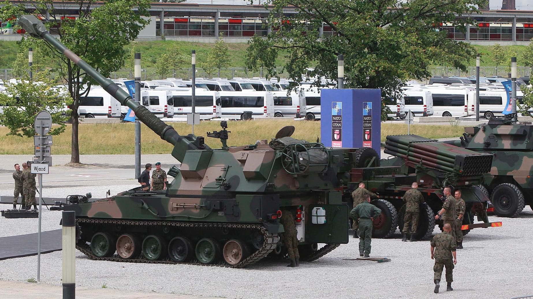 Polnische Soldaten an einem Polen-Panzer vor dem Warschauer National-Stadion in der Nähe des Nato-Gipfels.