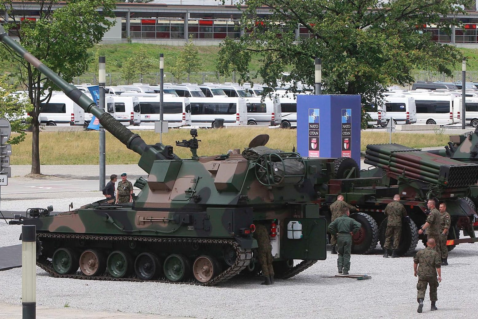 Polnische Soldaten an einem Polen-Panzer vor dem Warschauer National-Stadion in der Nähe des Nato-Gipfels.