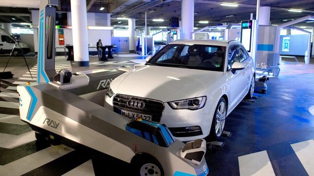 Seit zwei Jahren parkt der Roboter am Flughafen Autos, die in einer Übergabestation abgestellt werden - und stellt sie auf Wunsch wieder bereit. Seit zwei Jahren parkt der Roboter am Flughafen Autos, die in einer Übergabestation abgestellt werden - und stellt sie auf Wunsch wieder bereit.