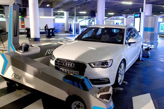 Seit zwei Jahren parkt der Roboter am Flughafen Autos, die in einer Übergabestation abgestellt werden - und stellt sie auf Wunsch wieder bereit.