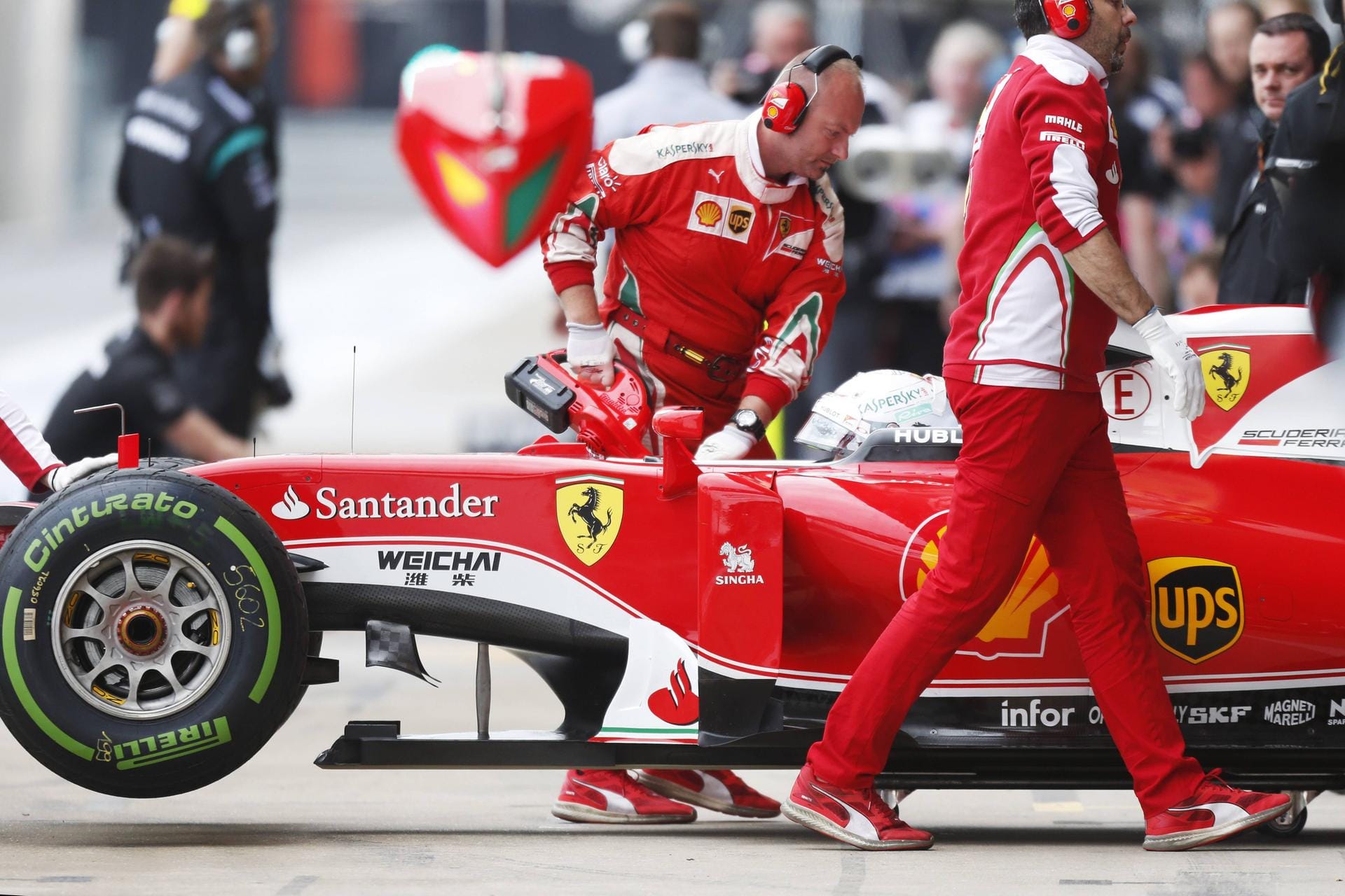 Sebastian Vettel wird im dritten Training in seinem Ferrari in die Box geschoben.