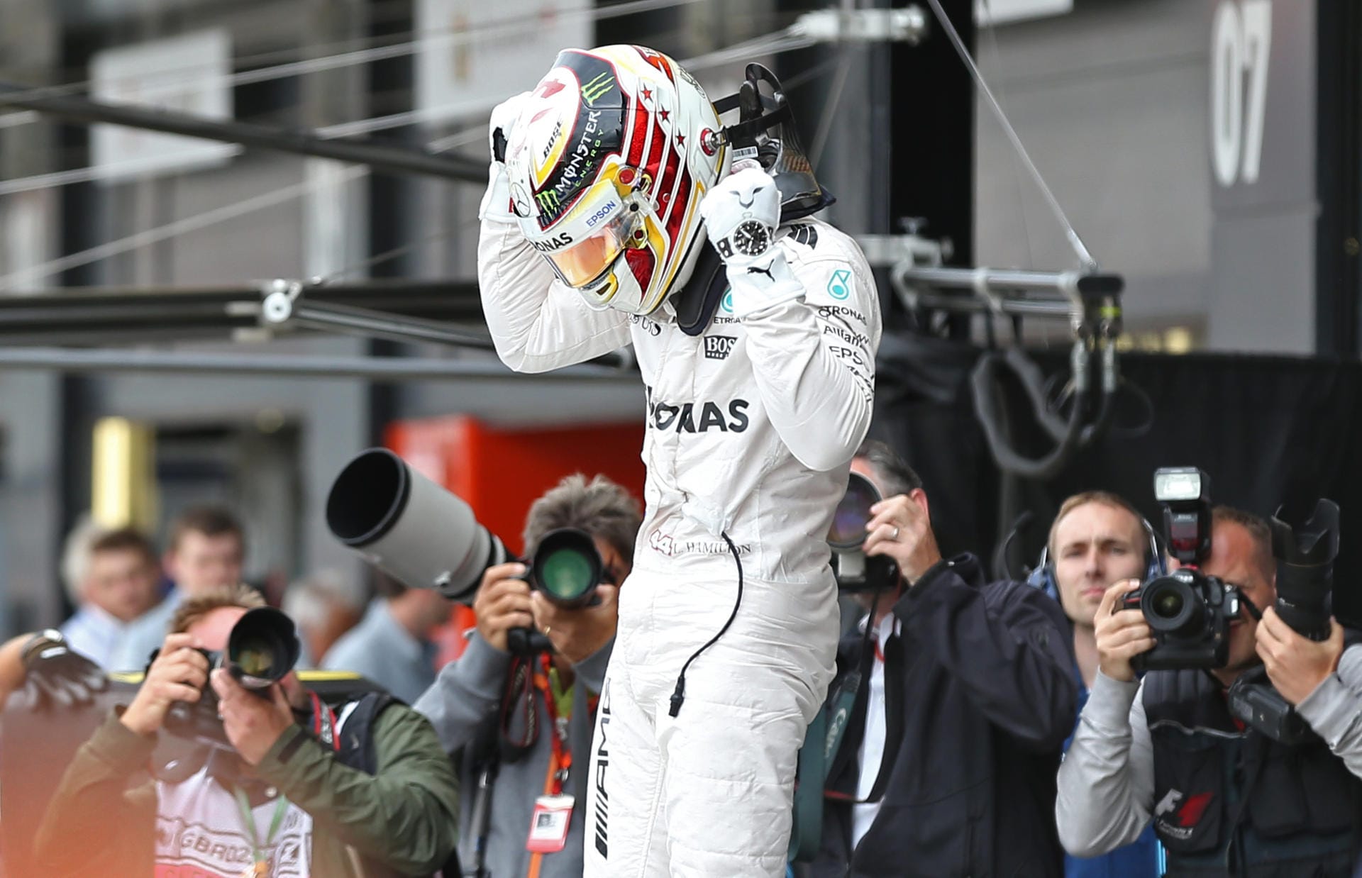 Siegerpose: Lewis Hamilton schnappt sich in Silverstone die Pole Position.