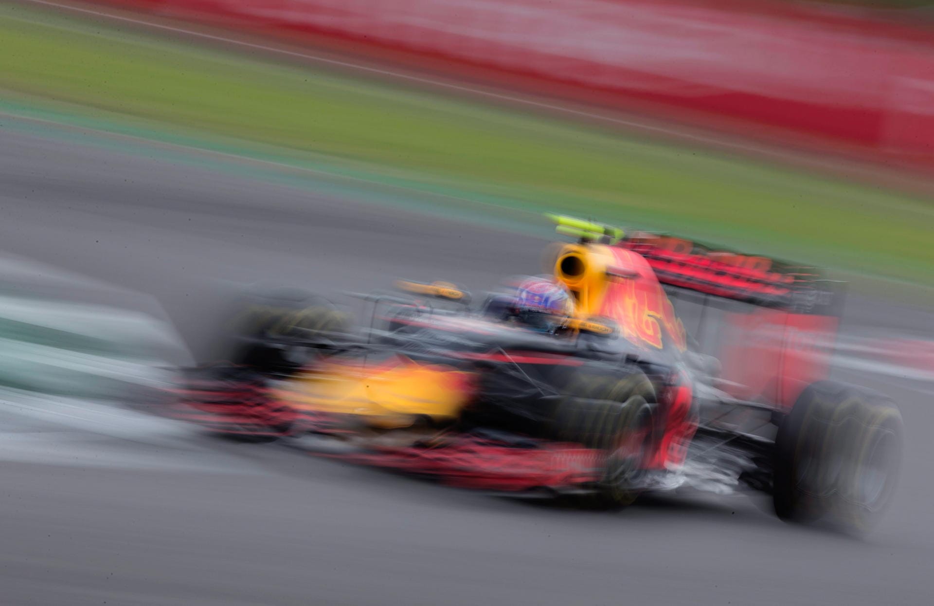 Hochgeschwindigkeitskurs Silverstone: Max Verstappen rast mit seinem Red Bull auf Rang drei im Qualifying.