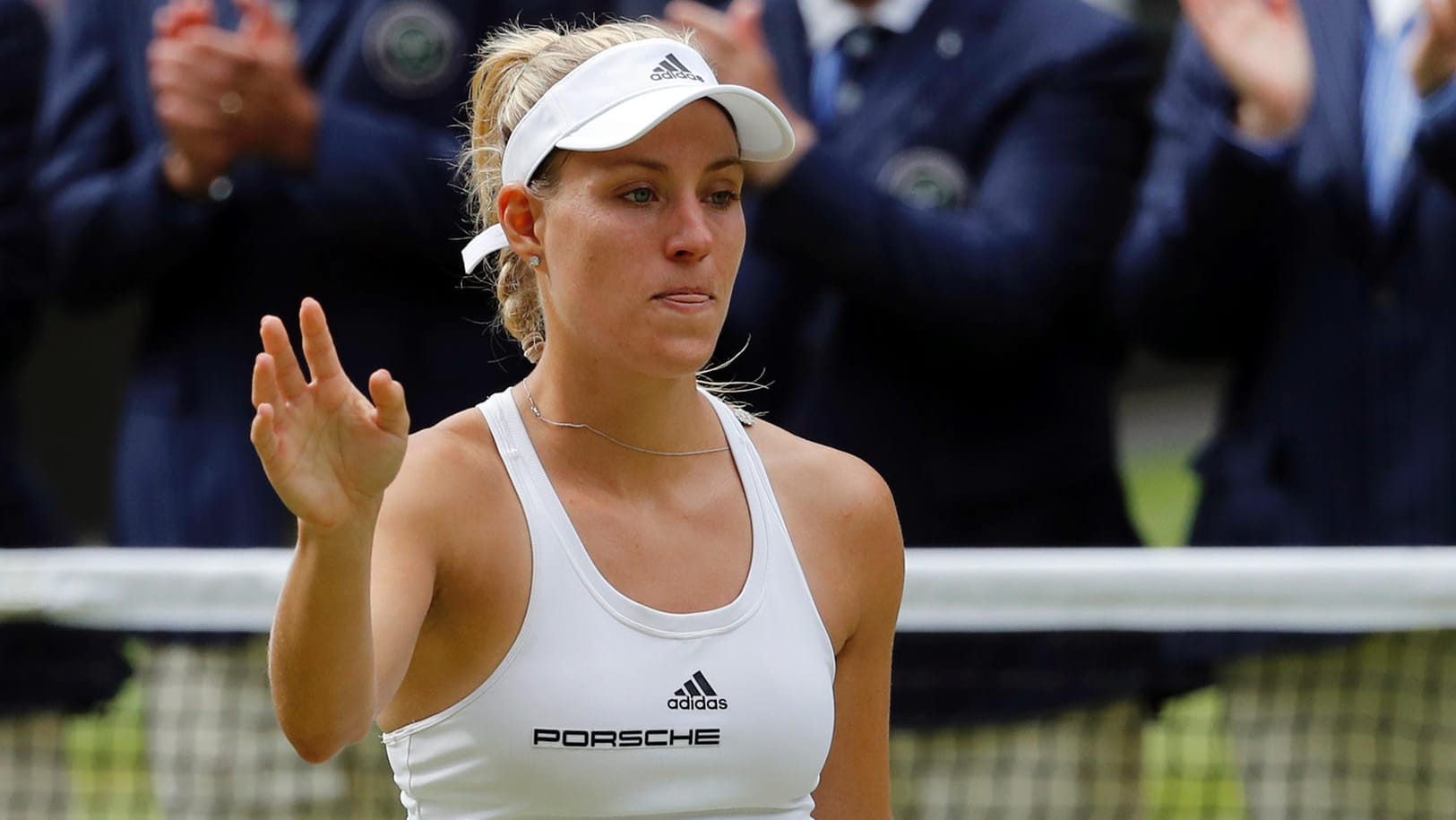 Angelique Kerber verabschiedet sich mit feuchten Augen vom Centre Court.