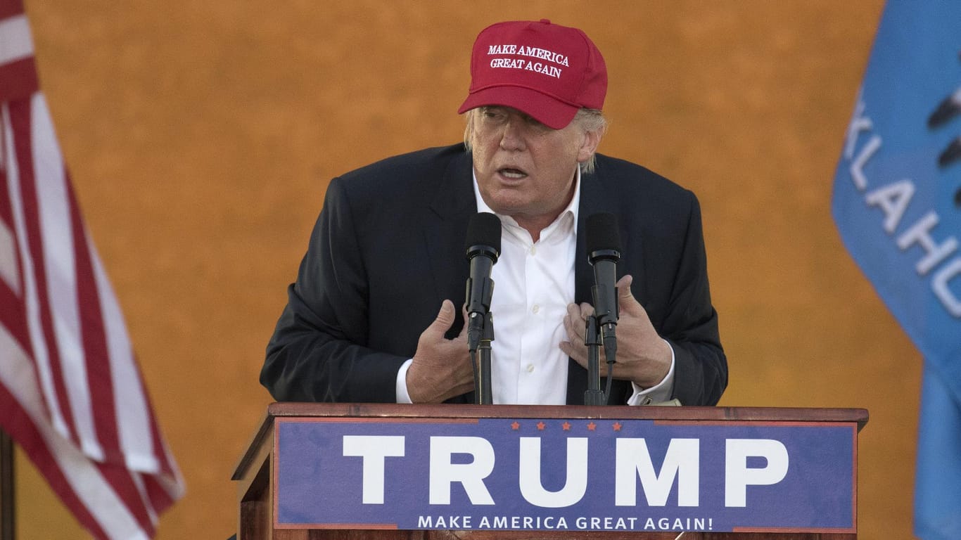 Donald Trump trägt eine seiner Wahlkampf-Mützen.