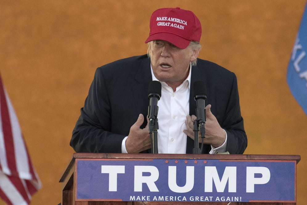 Donald Trump trägt eine seiner Wahlkampf-Mützen.