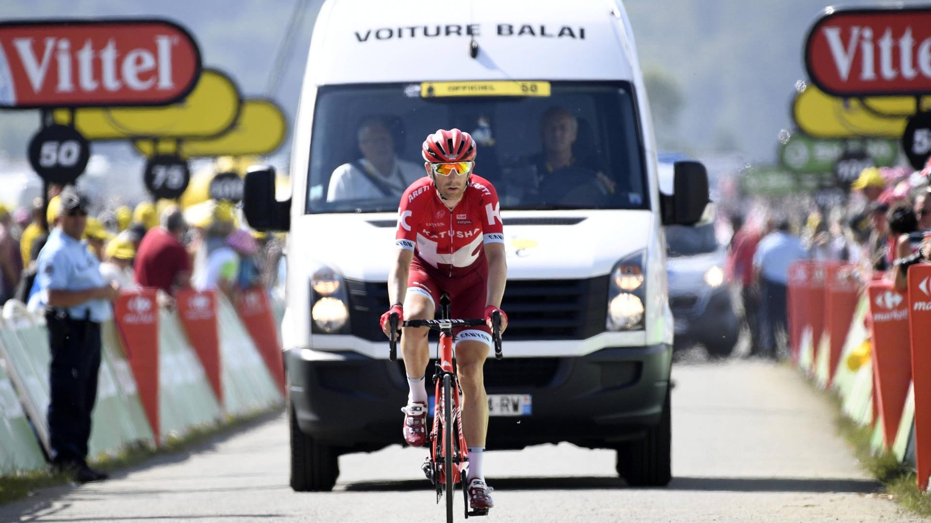 Der Erste: Michael Morkov stieg als erster Fahrer bei der 103. Tour de France vom Rad.