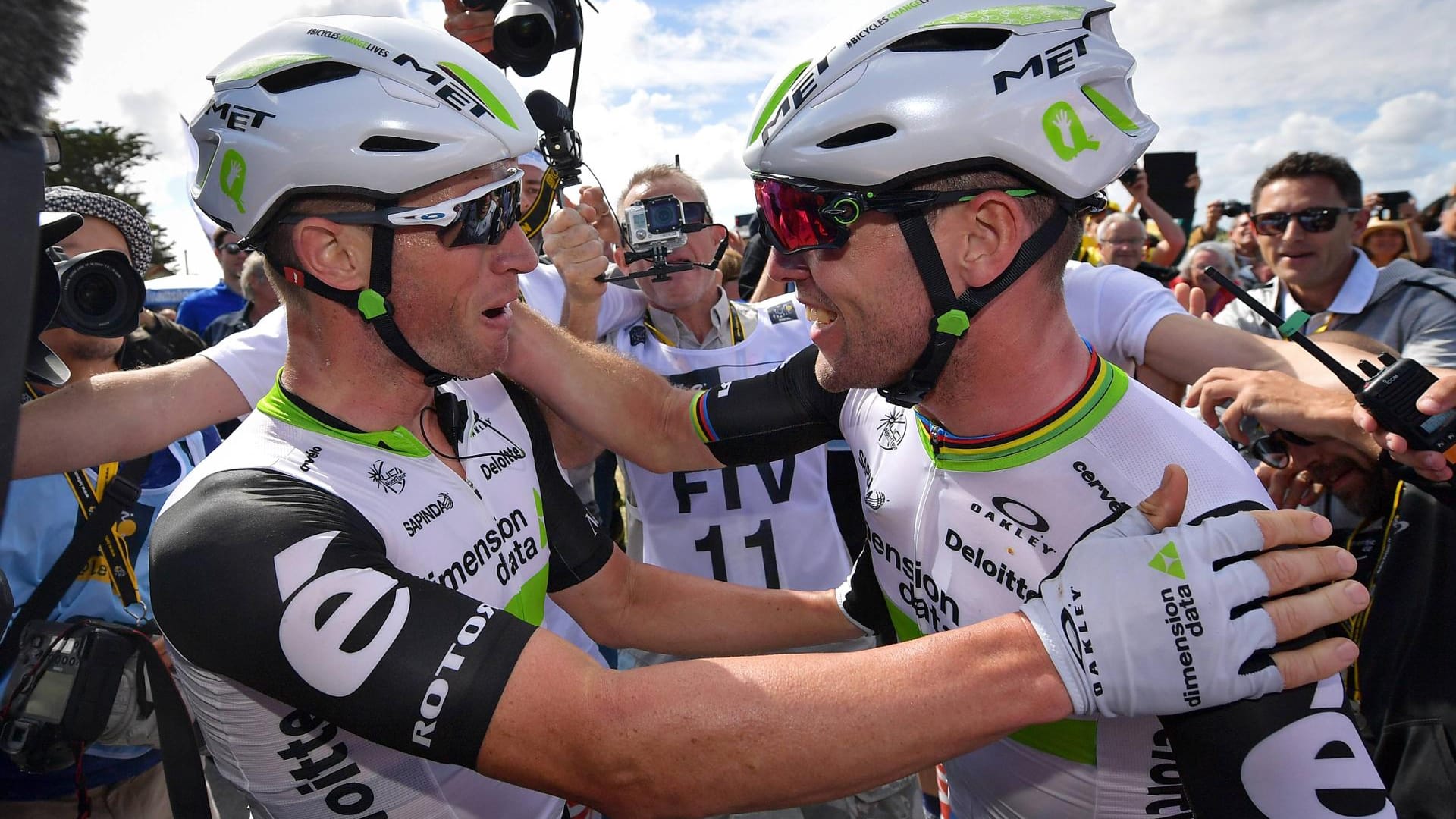 Als zweiter Fahrer verlässt Mark Renshaw (li.) vom südafrikanischen Team Dimension Data kurz vor dem Start der 9. Etappe das Rennen. Der bis dato dreimalige Etappensieger Mark Cavendish (re.) muss somit auf seinen wichtigsten Helfer bei den Sprintankünften verzichten.