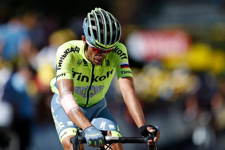 Der dritte Ausfall am neunten Tag der Frankreich-Rundfahrt 2016: Alberto Contador (Tinkoff). Rund 100 Kilometer vor dem Ziel steigt der zweimalige Gesamtsieger entkräftet vom Rad. Ein Sturz auf der ersten Etappe hatte dem 33-jährigen Spanier sehr zugesetzt.