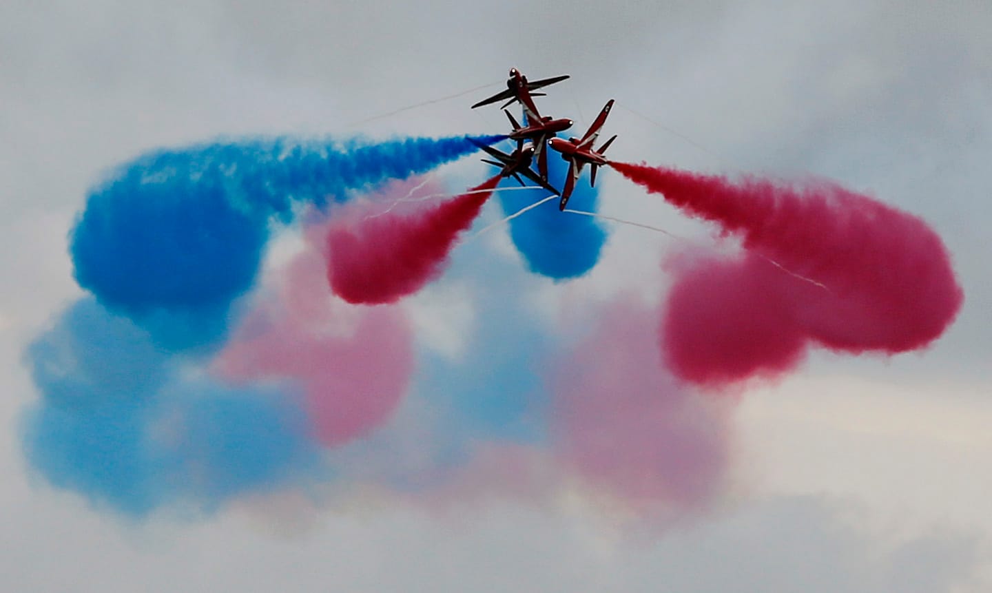 Der Renntag in Silverstone beginnt rasant, allerdings in der Luft: Die Red Arrows, das Kunstflugteam der britischen Luftwaffe, zeigen ihre Künste.