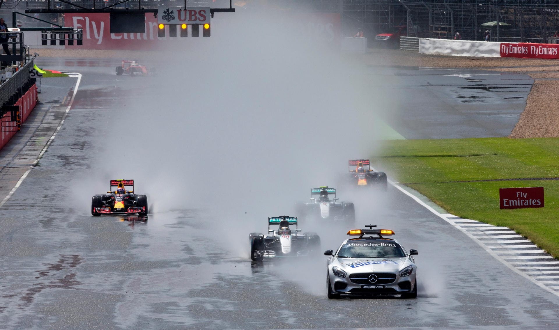Am Boden werden die Formel-1-Flitzer zunächst etwas ausgebremst. Aufgrund starker Regenfälle erfolgt der Start hinter dem Safety Car.