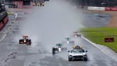 Am Boden werden die Formel-1-Flitzer zunächst etwas ausgebremst. Aufgrund starker Regenfälle erfolgt der Start hinter dem Safety Car.