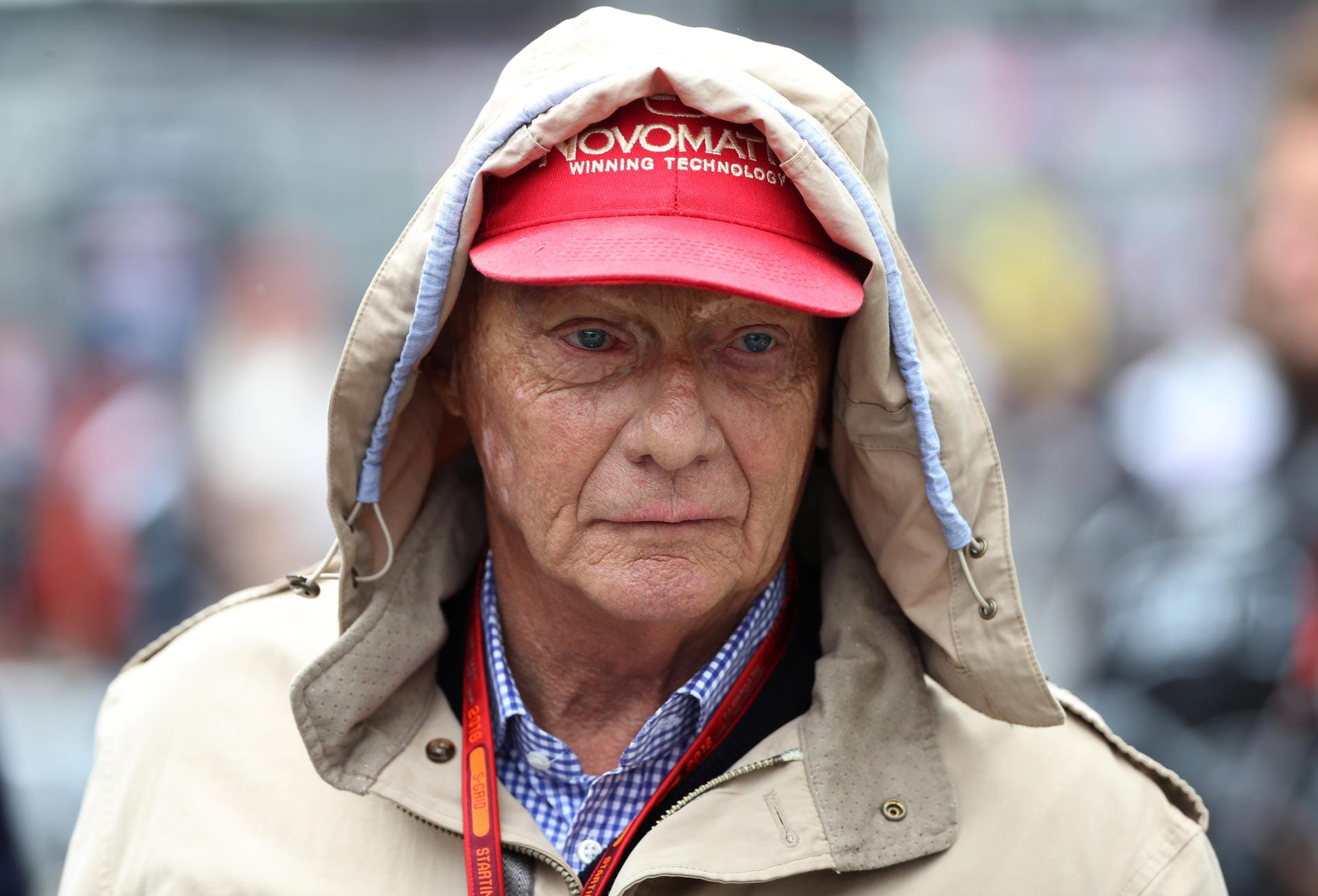 Mercedes-Teamaufsichtsratschef Niki Lauda zieht die Kapuze auf, um nicht vollends durchzunässen.