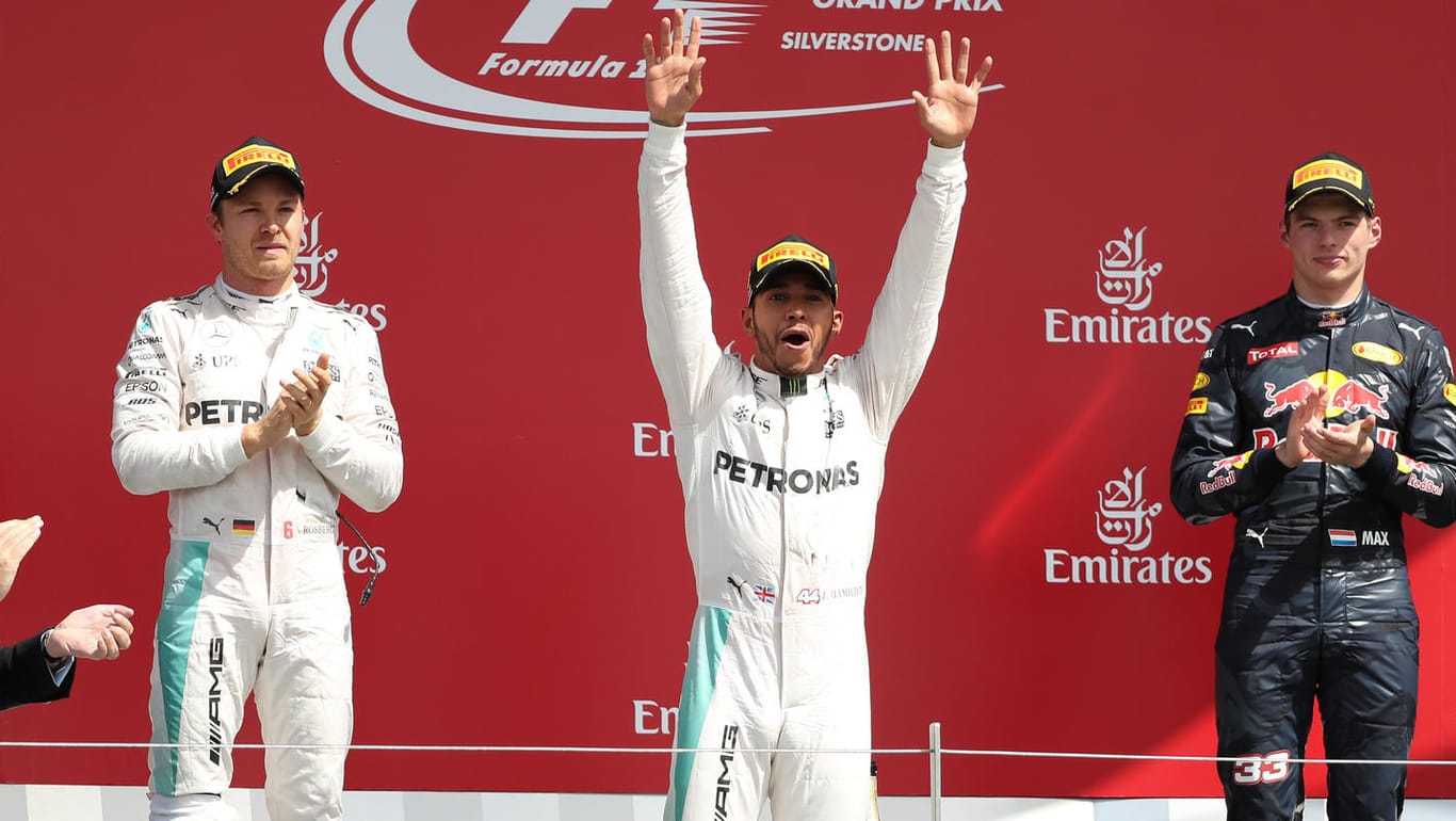 Lewis Hamilton (Mitte) siegt in Silverstone vor Mercedes-Teamkollege Nico Rosberg (li.) und Red-Bull-Pilot Max Verstappen.