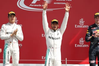 Lewis Hamilton (Mitte) siegt in Silverstone vor Mercedes-Teamkollege Nico Rosberg (li.) und Red-Bull-Pilot Max Verstappen.