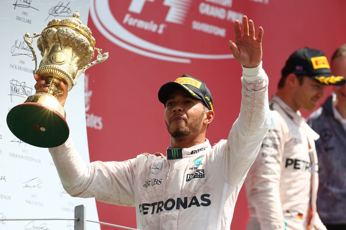Am Ende triumphiert Lewis Hamilton bei seinem Heim-Grand-Prix. Nico Rosberg (re.) wird Zweiter - und hat deswegen sichtlich weniger Spaß als der Brite.