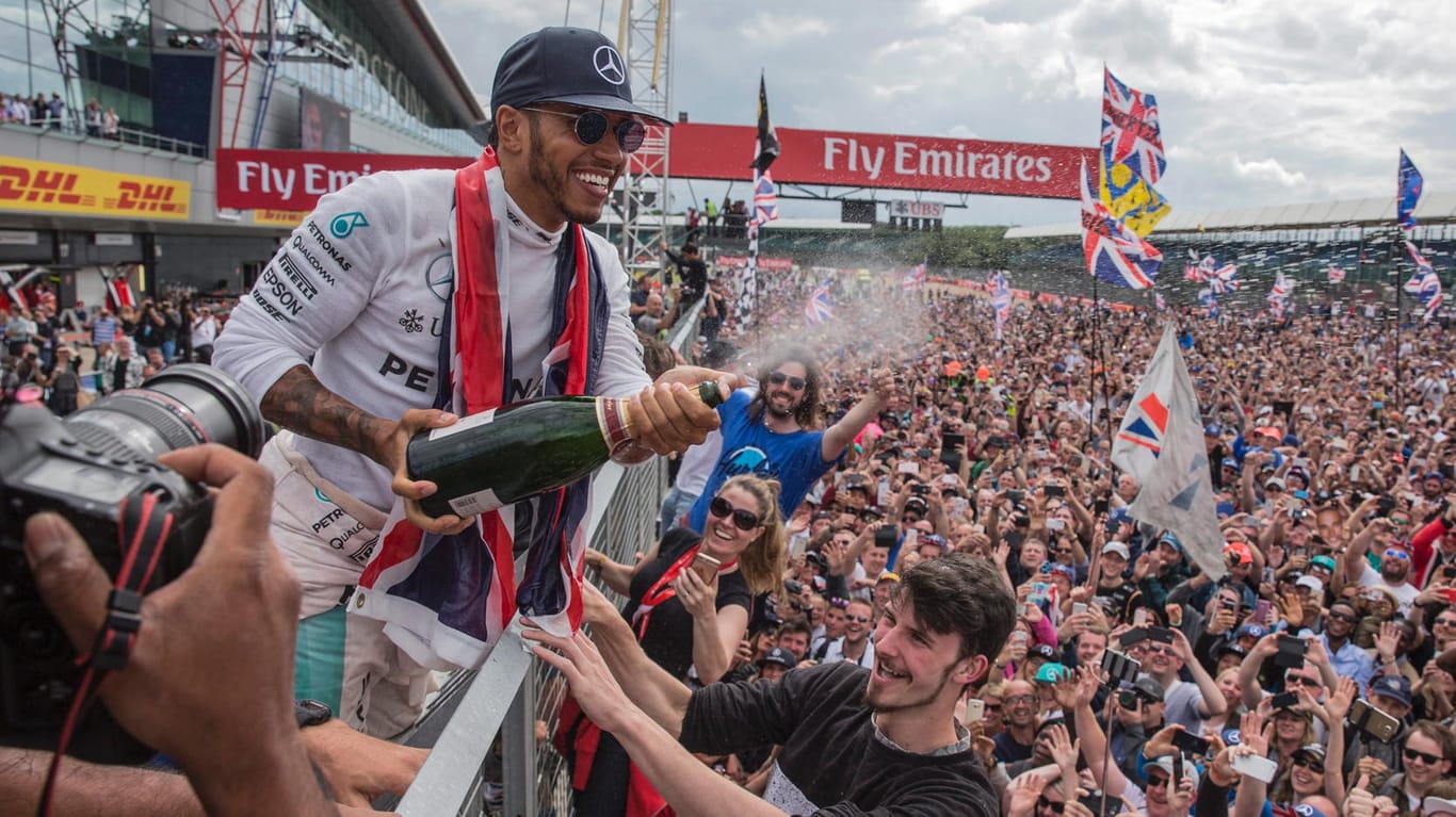 Lewis Hamilton genießt nach der Siegerehrung das Bad in der Menge.