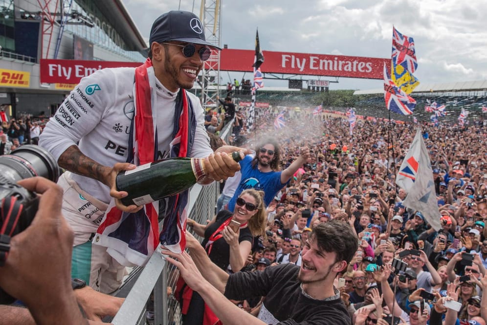 Lewis Hamilton genießt nach der Siegerehrung das Bad in der Menge.