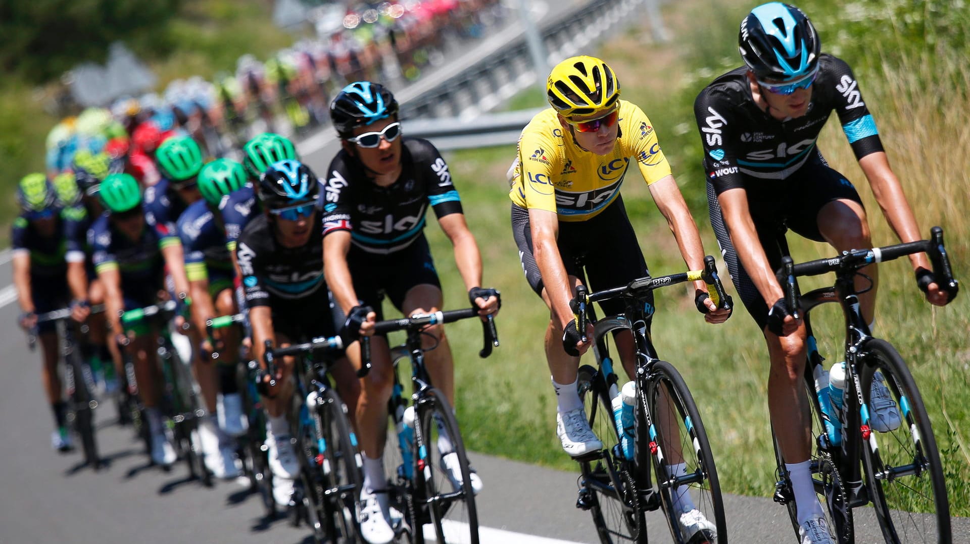 Der Mann in Gelb: Christopher Froome mit seinem Sky-Team auf der Fahrt durch die Pyrenäen.