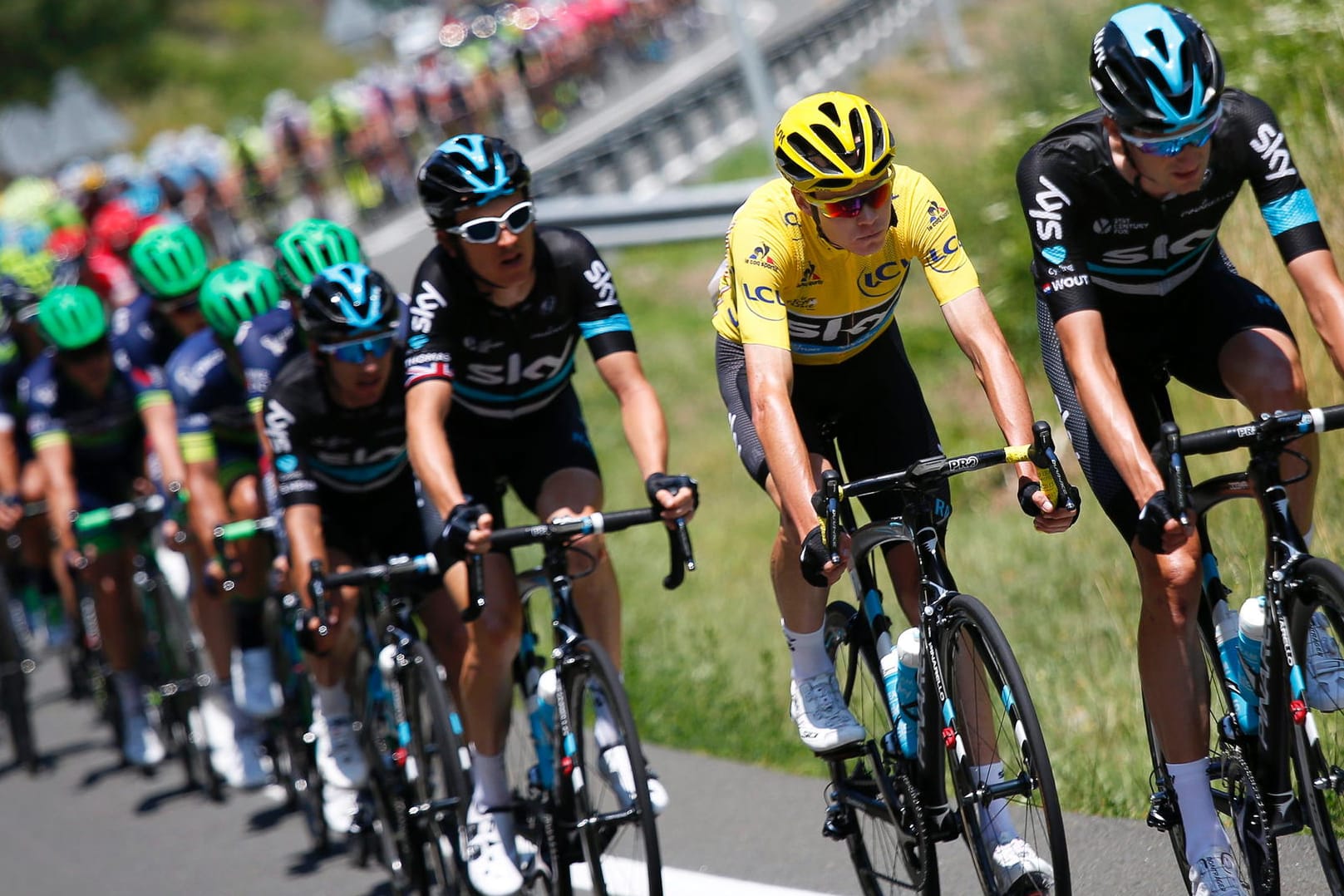 Der Mann in Gelb: Christopher Froome mit seinem Sky-Team auf der Fahrt durch die Pyrenäen.