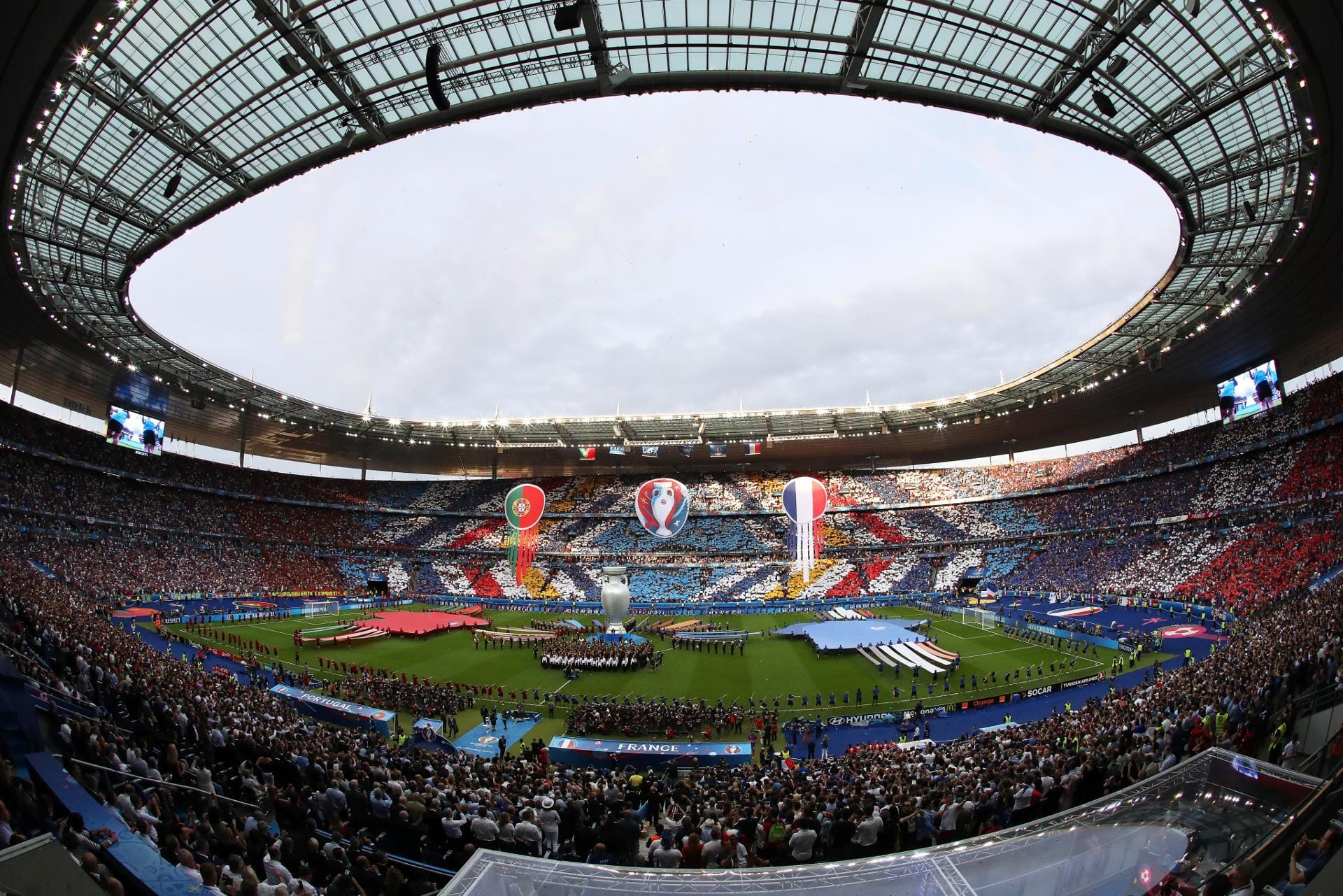 Es ist angerichtet: Das Stade de France in Saint-Denis ist auf den letzten Platz gefüllt, das EM-Finale zwischen Gastgeber Frankreich und Portugal lässt die Herzen höher schlagen.
