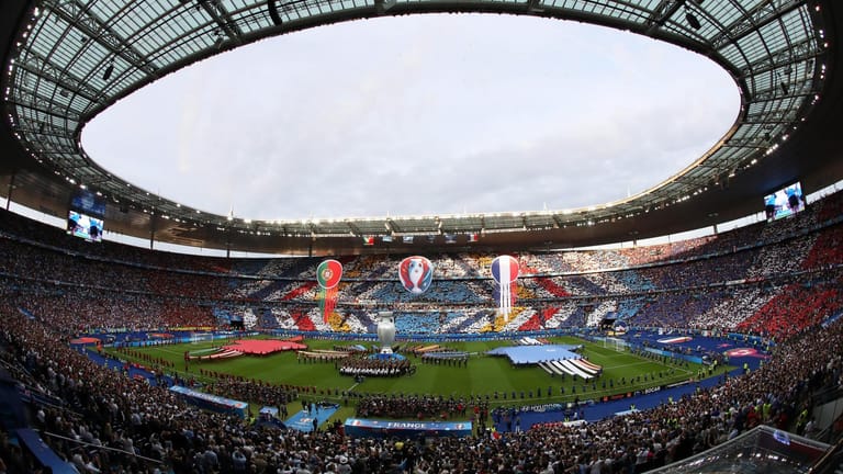 Es ist angerichtet: Das Stade de France in Saint-Denis ist auf den letzten Platz gefüllt, das EM-Finale zwischen Gastgeber Frankreich und Portugal lässt die Herzen höher schlagen.