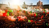 Nicht nur im Stadion, sondern auch auf den Fanmeilen fiebern die Anhänger dem Spiel entgegen - wie hier im Herzen Lissabons auf dem Praca do Comercio.
