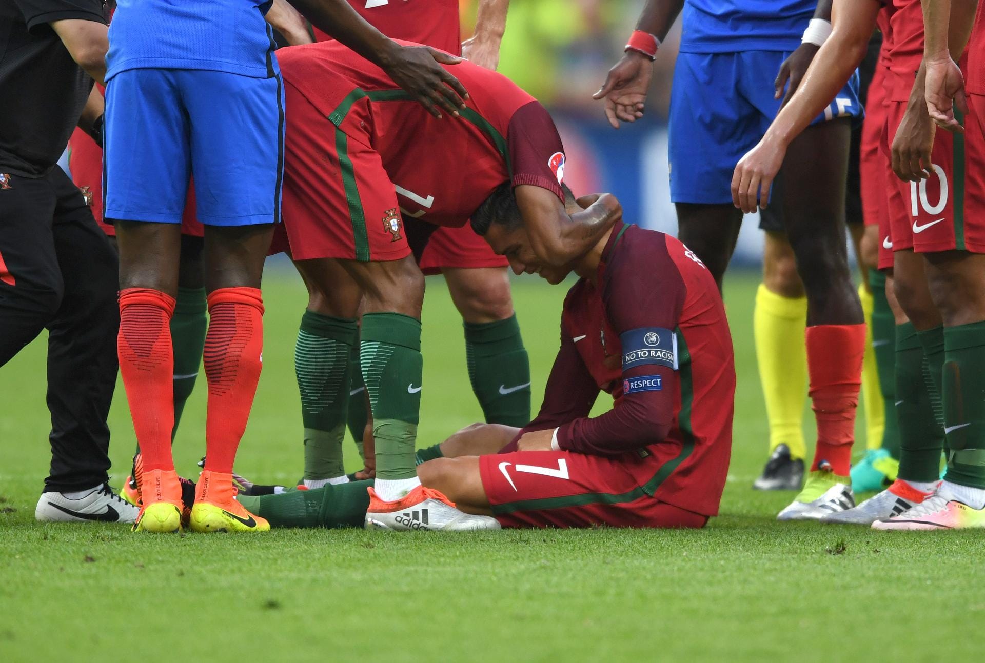 Die Partie hat nach der Abtastphase kaum richtig begonnen, erlebt Portugal einen extrem herben Dämpfer: Dimitri Payet haut Ronaldo von den Socken, der Weltfußballer von 2013 und 2014 bleibt verletzt liegen.