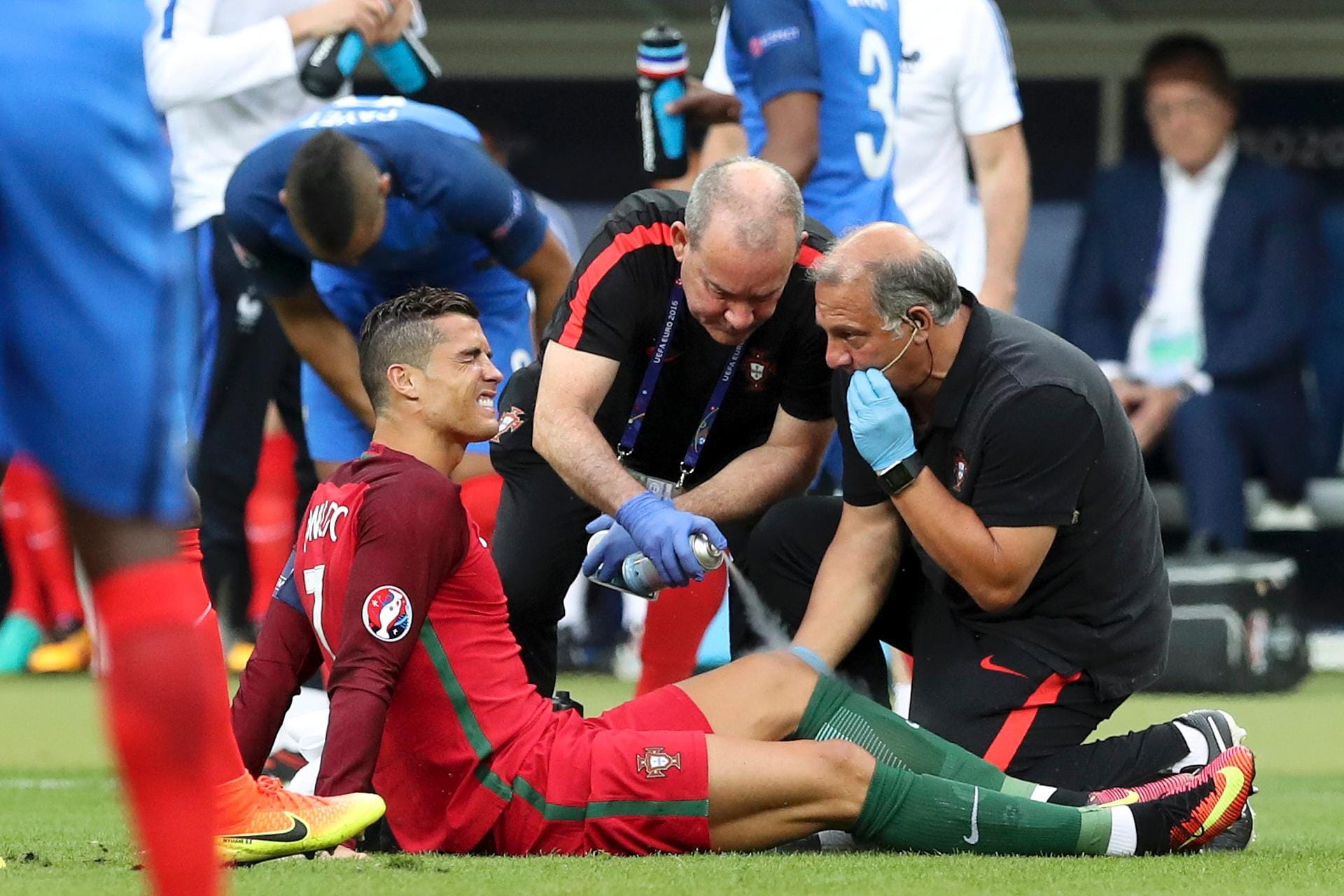 Ronaldo weint, lässt sich behandeln, versucht es noch einmal - doch am Ende hilft es alles nichts: Das Finale ist für den 31-Jährigen bereits gelaufen, er muss ausgewechselt werden.