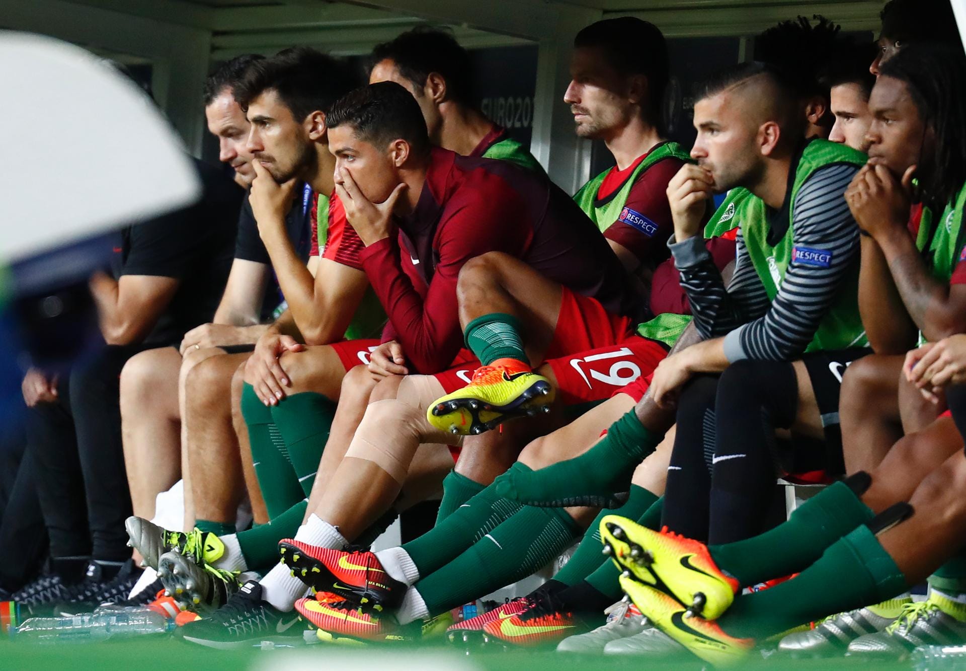 Zur Verlängerung sitzt der verletzte Ronaldo auf der Bank und unterstützt sein Team. Auf dem Platz passiert allerdings nicht viel, die Teams belauern sich zumeist.