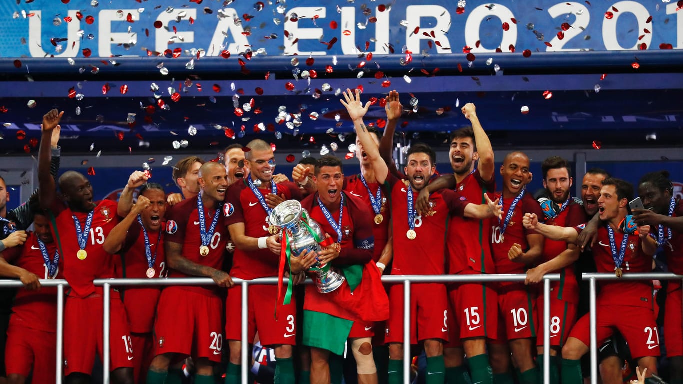Riesiger Jubel: Portugals Kapitän Cristiano Ronaldo hält den Pokal in den Händen!