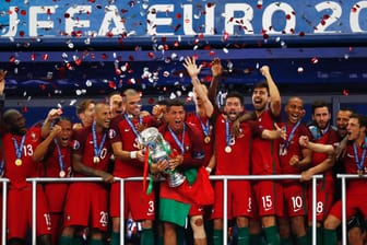 Riesiger Jubel: Portugals Kapitän Cristiano Ronaldo hält den Pokal in den Händen!