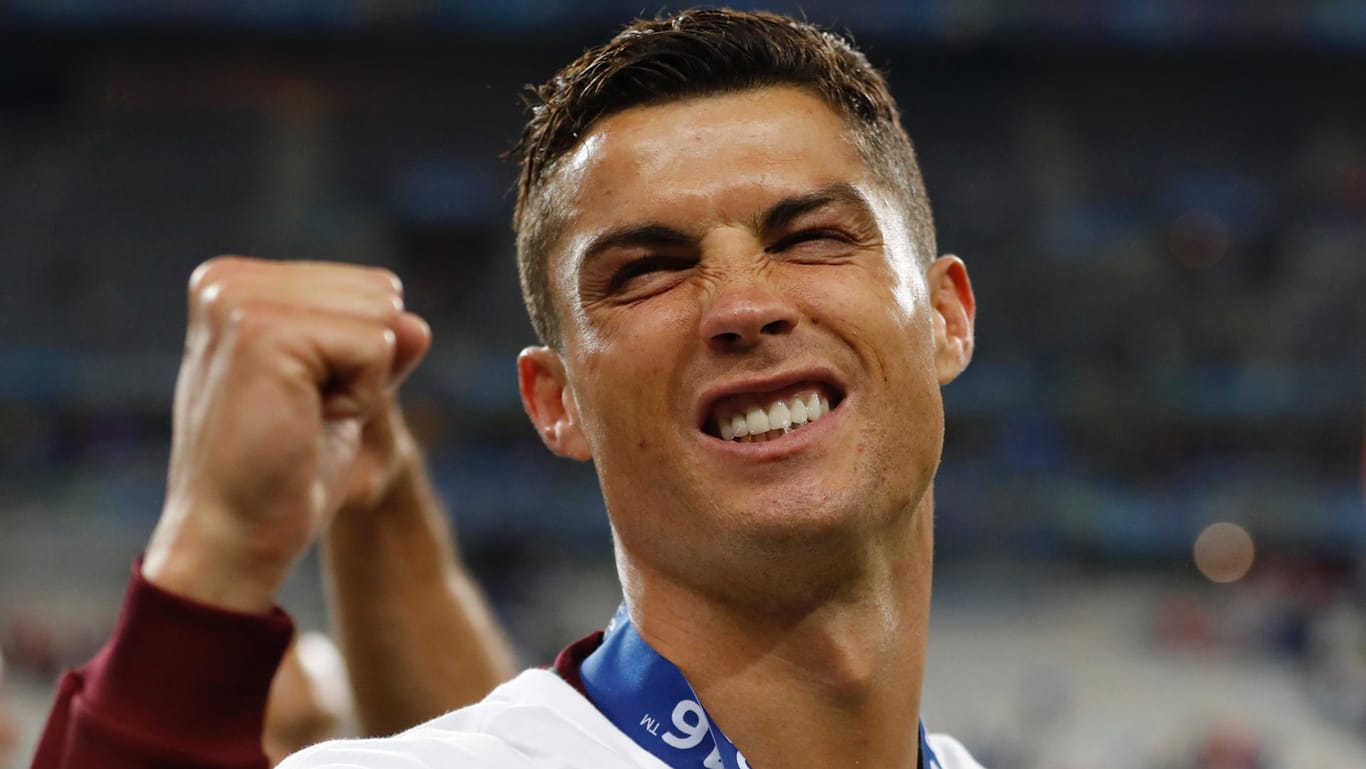 Trotz seiner frühen Verletzung konnte Cristiano Ronaldo beim EM-Finale gegen Frankreich den ersehnten ersten Titel mit Portugal bejubeln.